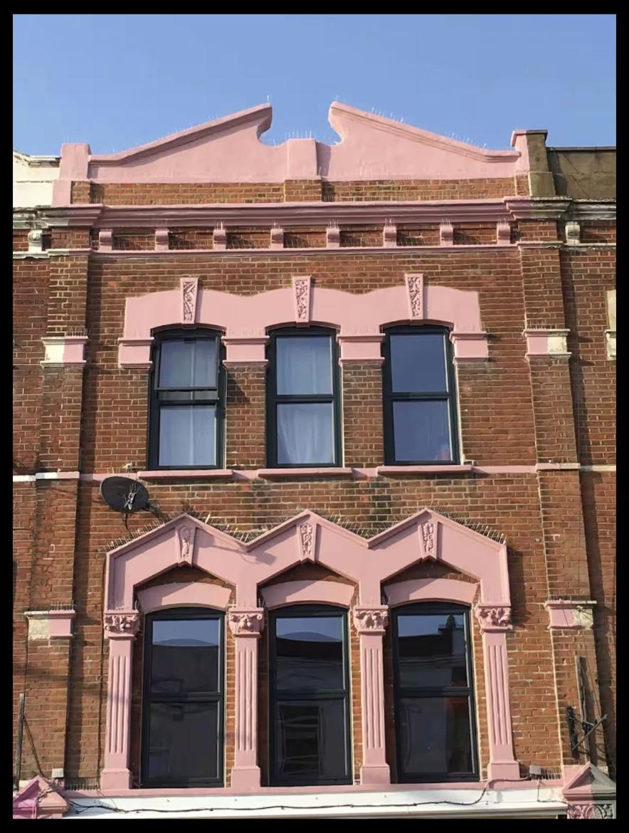 Fabulous Spacious Stylish Private In Nw6 With Excellent Transport Links To Centre, Hosted By Female Currently Taking Bookings For Females & Couples Only, Suitable For Holidays, Study, Work, Courses Or Inbetween Alloggio in famiglia